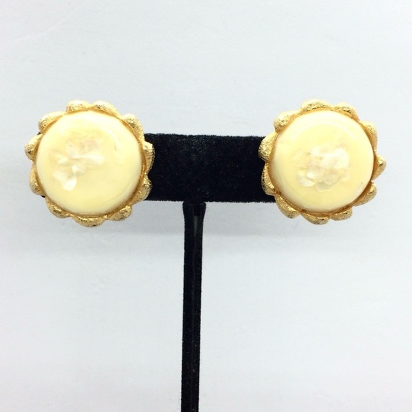 VINTAGE HOBE LUCITE CONFETTI CLIP ON EARRINGS GOLD TONE CUSTARD YELLOW BUTTON - Picture 1 of 14